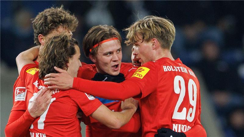 Die Kieler bejubeln das Führungstor auf der Bielefelder Alm. 