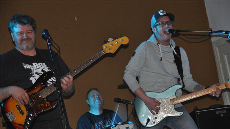 Die Kiez-Musiker Andreas Bünning (v.l.), Jens Kröger und Jan Guelle rocken zum ersten Mal in Horneburg. Ihr Publikum begeistern sie mit gut gemachten Cover Songs. Foto: Wahba