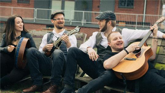 Die Kilkenny Band, eine Irish Folk Band, spielt in der Drochterser Kulturscheune.