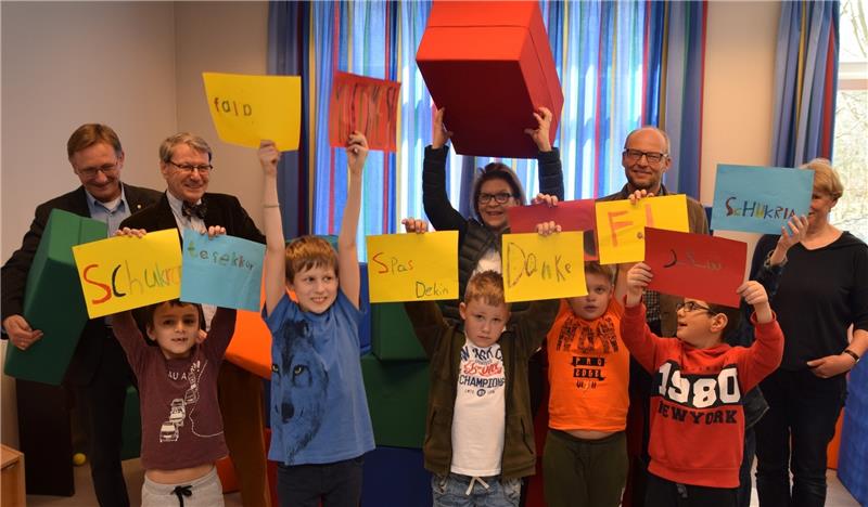 Die Kinder der Montessorischule sagen Danke für die großen Würfel. Jörn-Martin Schöning (Lions, von links), Dr. Henning Kehrberg (Kinderschutzbund), Ilo Heueck (Lions) freuen sich mit ihnen; ebenso wie Konrektor Thomas Heitmann und Sozialpä