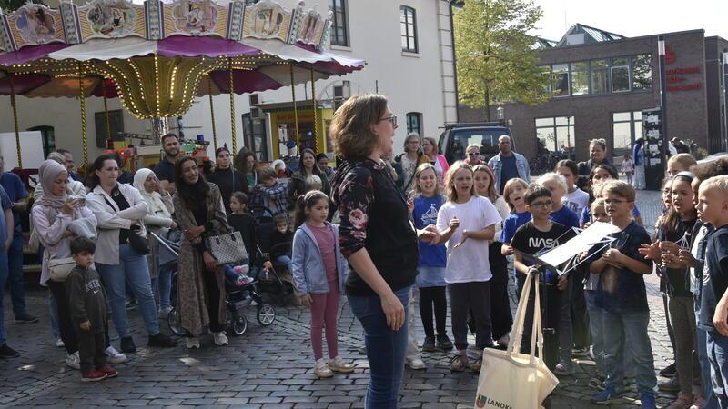 Die Kinder der Pestalozzi-Grundschule eröffnen musikalisch den Stader Herbstmarkt.