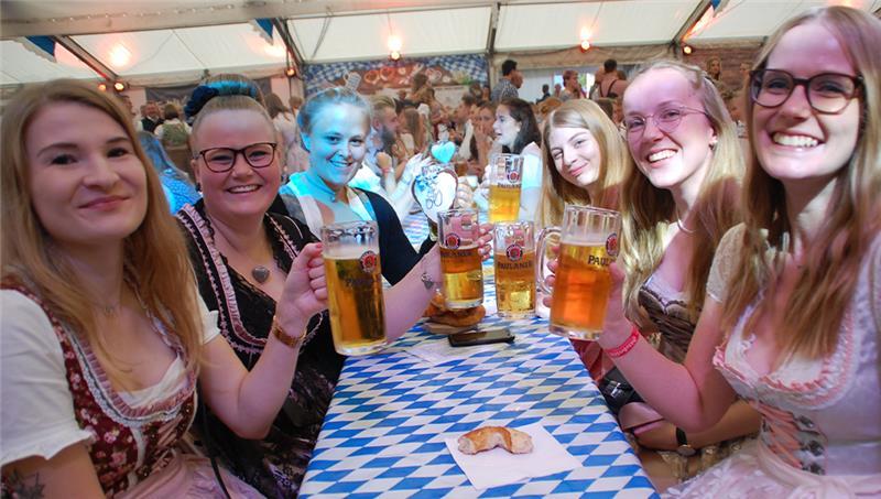 Die Kinder einiger Vereinsmitglieder sind auch dabei (von links): Ayleen Kaiser, Lena Dettmann, Chanelle Damann, Alina Praszler, Friederike Heins und Jana Dettmann. Foto: Laudien