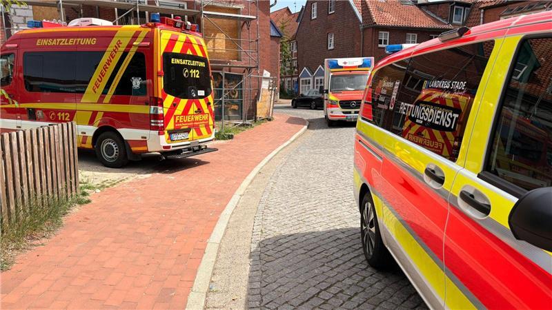 Die Kinder hatten in Stade den Notruf 112 gewählt. Feuerwehr und Rettungsdienst rückten aus.