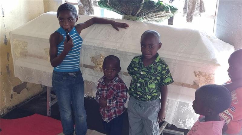 Die Kinder nehmen am Sarg Abschied von ihrer verstorbenen Mutter. Brigeter Mhepo-Kudlick, die Schwester der Verstorbenen, und ihr Mann Uwe Kudlick haben für die Bestattung in würdigen Rahmen gesorgt und gemeinsam mit den Kindern daran teilgenommen.