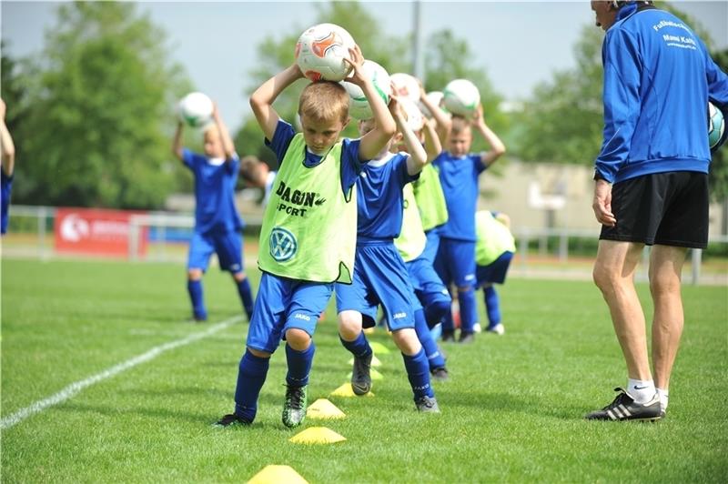 Trainieren mit HSV-Legende Manfred Kaltz Die Kinder präsentieren sich beim Fußballtraining.