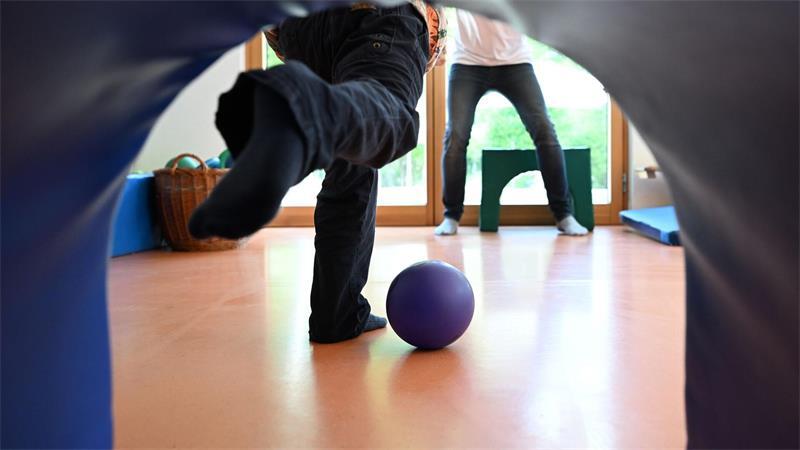 Die Kinder stritten um einen Ball - dann gerieten ihre Eltern so aneinander, dass es Verletzte gab. (Symbolbild)