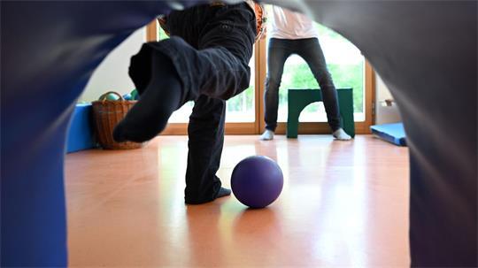 Die Kinder stritten um einen Ball - dann gerieten ihre Eltern so aneinander, dass es Verletzte gab. (Symbolbild)