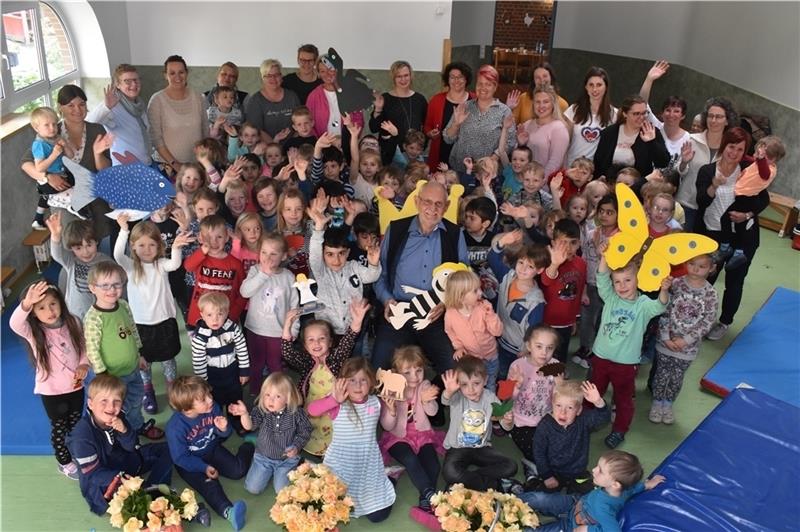 Die Kinder und Erzieherinnen des Kindergarten St. Nikolai in Jork-Borstel gratulieren ihrem Bastel-Opa Gert Buskies zum 80. Geburtstag. Foto: Vasel