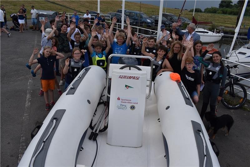 Die Kinder und Jugendlichen des Altländer Yachtclubs freuen sich über das neue Begleitboot Kenterprise , es dient der Seglerausbildung. Foto: Vasel