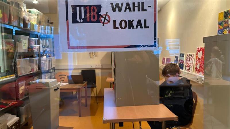 Die Kinder und Jugendlichen des Horneburger Jugendzentrums haben das Wahllokal selbst gestaltet.
