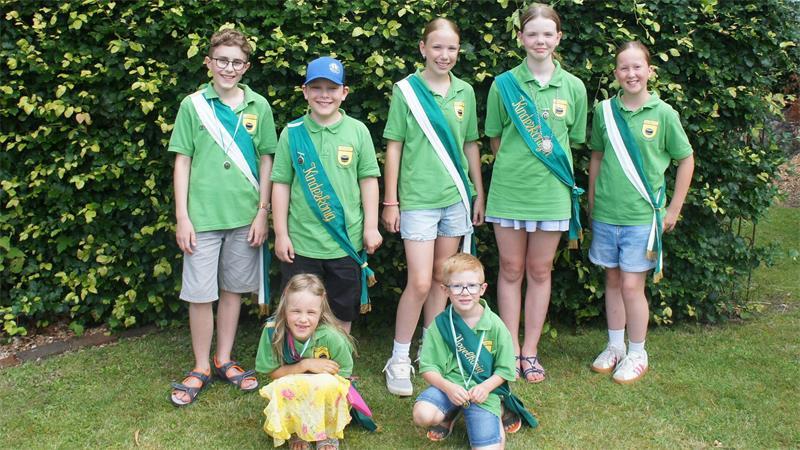 Königshaus in Gräpel: Tischlermeister jetzt Schützenkönig Die Kinder- und Vogelmajestäten des Schützenvereins Gräpel.