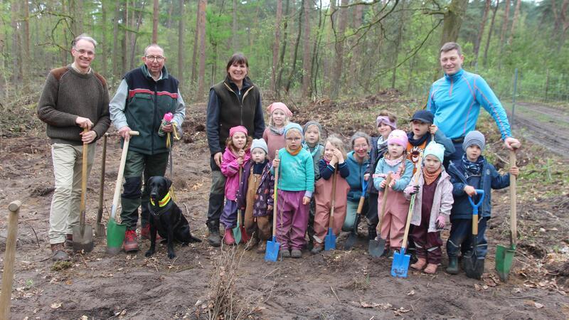 Erschöpft, aber zufrieden: Die Kinder vom Waldkindergarten Ottensen mit Erziehern, Förster Uwe Fürst (2. v. l.) und Waldbesitzer Christoph Augustin (ganz links).