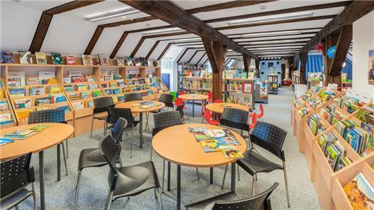 Die Kinderabteilung der Bücherei bietet eine große Auswahl.