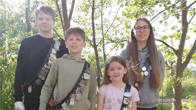 Die Kinderwürdenträger von links: Kinderkönig Felix Tobaben, Prinz Emil Müller, Prinzessin Sophia Cord, Kinderkönigin Leonie Heitkämper.