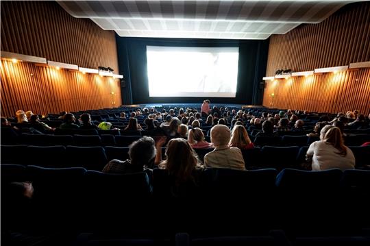 Die Kinos füllen sich wieder. Deutschlandweit verzeichnete die Branche 2022 beim Ticketverkauf ein Plus von 83 Prozent. Foto: Fabian Sommer/dpa