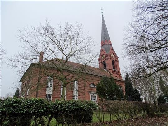 Die Kirche St. Gertrud ist alles, was vom Dorf Altenwerder geblieben ist – ein Symbol der Hoffnung. Foto: Lepél