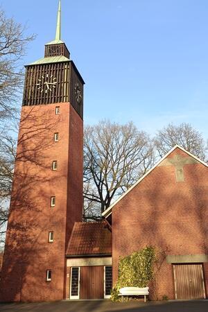 Nach Begutachtung: Fredenbecker Kirchturm muss saniert werden Die Kirche der Martin-Luther-Gemeinde in Fredenbeck wurde im Oktober 1961 eingeweiht. Jetzt muss der 32,5 Meter hohe Turm saniert werden.