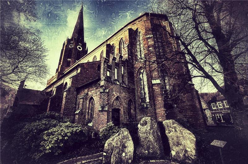 Die Kirchengemeinde St. Petri in Buxtehude ringt um die Aufarbeitung von Kindeswohlgefährdungen bei Jugendfreizeitfahrten. Es geht um 30 Jahre.