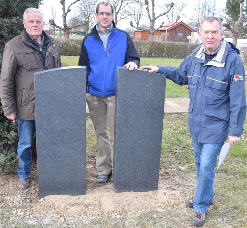 Die Kirchenvorstände Dieter Winter (links) und Peter Lühmann nehmen den Steinmetz Christoph Köster hinter den neuen Stelen in ihre Mitte. Fotos Beneke