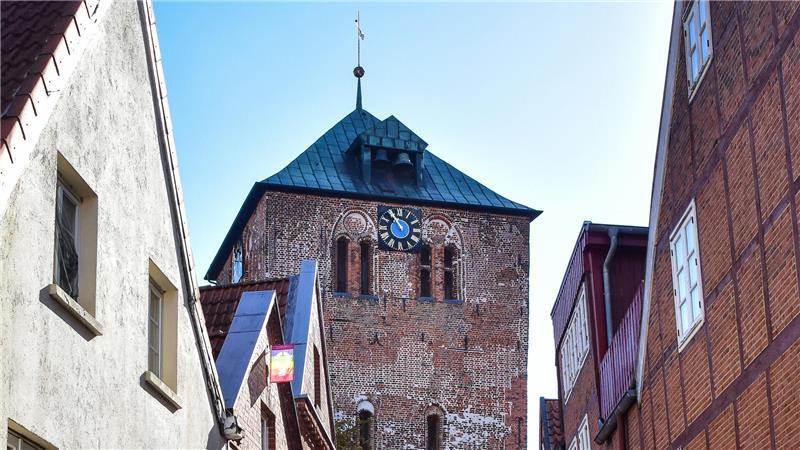 Die Kirchturmuhr von St. Wilhadi in Stade wird am Wochenende eine Stunde zurückgedreht. Zeitumstellungen sorgen für viel Wirbel: Bringen sie den Alltag von Stadern durcheinander?