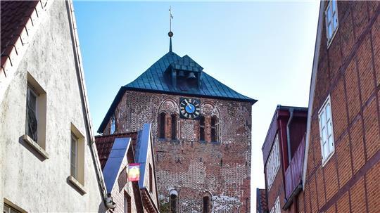 Die Kirchturmuhr von St. Wilhadi in Stade wird am Wochenende eine Stunde zurückgedreht. Zeitumstellungen sorgen für viel Wirbel: Bringen sie den Alltag von Stadern durcheinander?