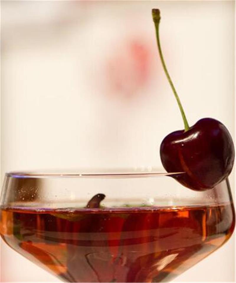 Mit diesen Tipps wird die Cocktailparty an Silvester ein Erfolg Die Kirsche macht’s: Ein Cocktail kann auch sehr dekorativ sein.Foto: Daniel Bockwoldt