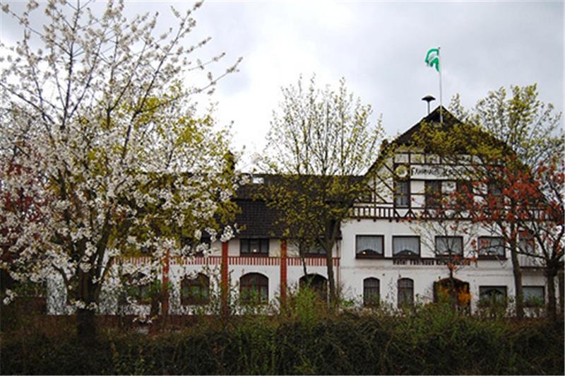 Die Kirschen blühen auch heute noch in jedem Frühjahr vor dem Traditionsgasthaus.