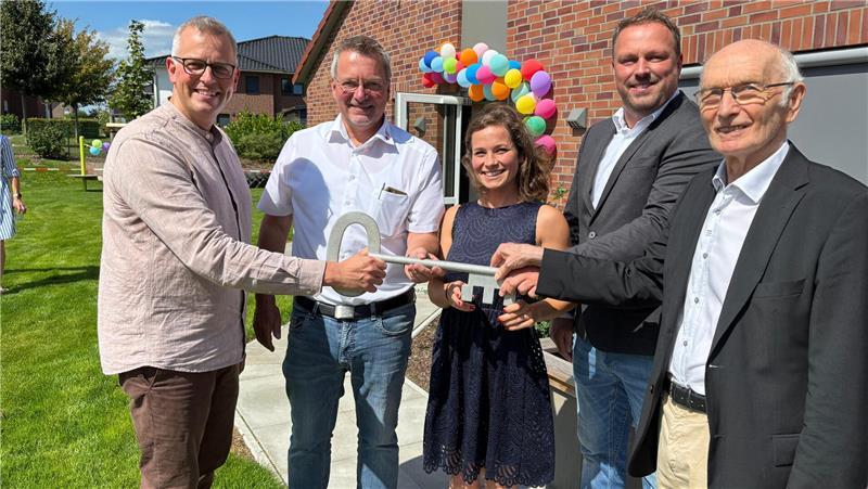 Die Kita Dollern feiert ihren fertigen Anbau (von links): Samtgemeindebürgermeister Knut Willenbockel, DRK-Vorstandsvorsitzender Uwe Lütjen, Kita-Leiterin Stephanie Kinzel, Architekt Malte Wriedt und Architekt Heinrich Wiebusch.