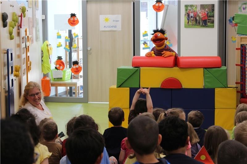 Die Kita-Kinder haben viele Fragen an Ernie.