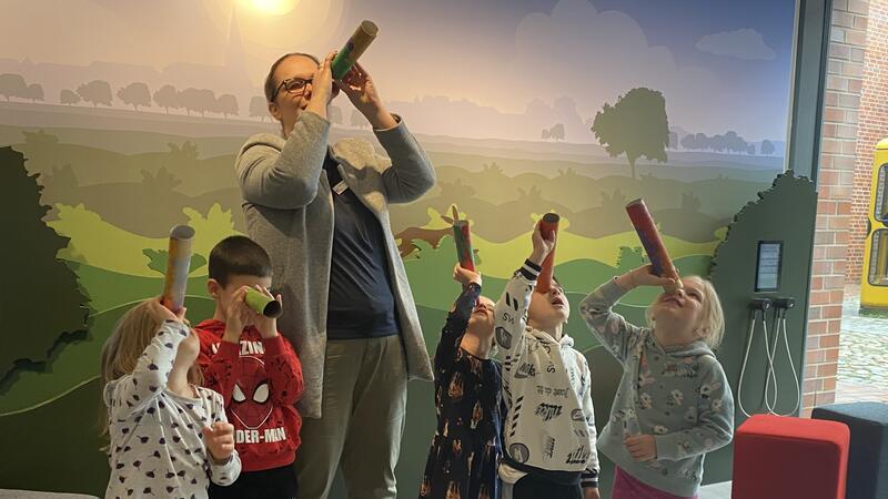 Buxtehude Museum bietet kostenfreies Programm für Kita-Gruppen Die Kita-Kinder testen mit Museumsmitarbeiterin Katja Tiltmann ihre bunt bemalten Papp-Fernrohre.
