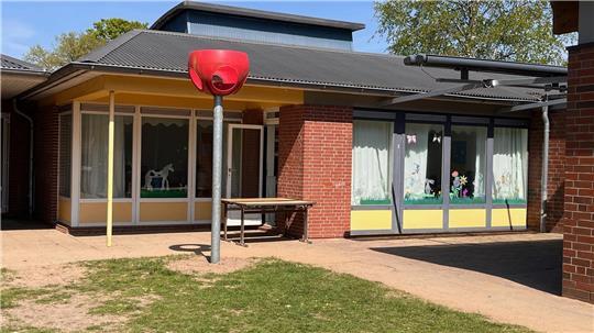 Die Kita Kinderschiff in Hammah ist im Kern 50 Jahre alt. Da sie derzeit energetisch auf den neuesten Stand gebracht wird, sind Kinder und Erzieher in ein Containerdorf umgezogen.