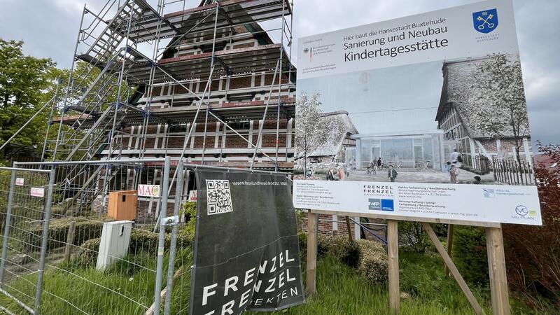 Die Kita Neuland wird in einem denkmalgeschützten Fachwerkkomplex eingebaut. Hier sollen 50 Kinder Anfang 2025 Platz finden.