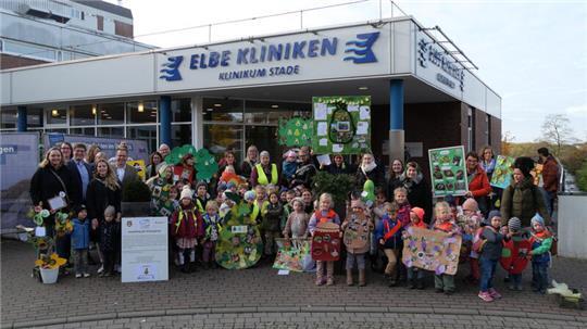 Die Kitakinder bringen ihre Werke ins Elbe Klinikum und bekommen dafür aus den Händen von Landrat Kai Seefried eine besondere Plakette.