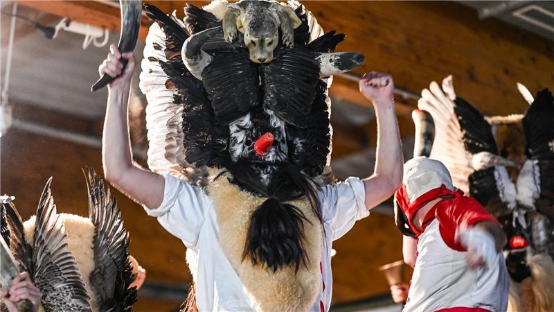 Neuanfang nach Shitstorm – Wie Borkum nun Klaasohm feiert Die Klaasohms sind mit einer Maske, Schafsfellen und Vogelfedern verkleidet. (Archivbild)