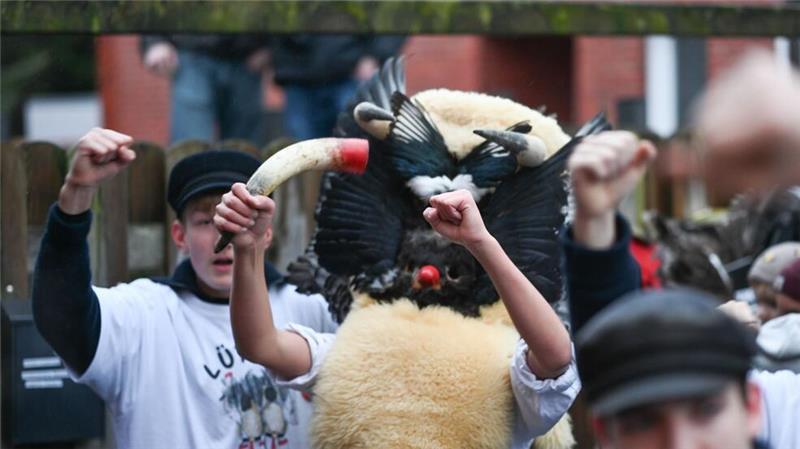 Die Klaasohms tragen traditionell Masken, Schafsfelle und Vogelfedern.