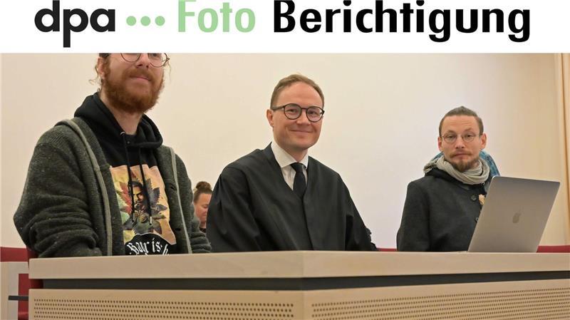 Die Kläger und ihr Anwalt vor dem Verwaltungsgerichtshof.