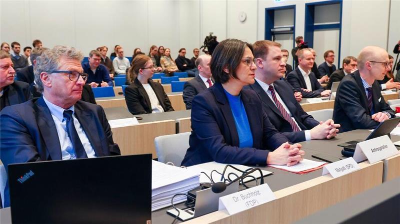 Verfassungsgericht prüft schwarz-grünen Haushalt Die Kläger verfolgen die Verhandlung.