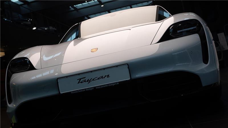 Landgericht Stuttgart weist Millionen-Klage gegen Porsche ab Die Kläger warfen Porsche vor, eine defekte Batterie des E-Modells Taycan habe den Brand ausgelöst. (Archivbild)