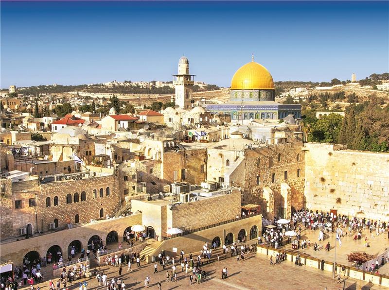 Die Klagemauer, die wohl bekannteste religiöse Stätte des Judentums, in der Altstadt von Jerusalem. Im Hintergrund: die goldene Kuppel des Felsendoms - der älteste monumentale Sakralbau des Islams. Fotos: iStockphoto/Mara Glind