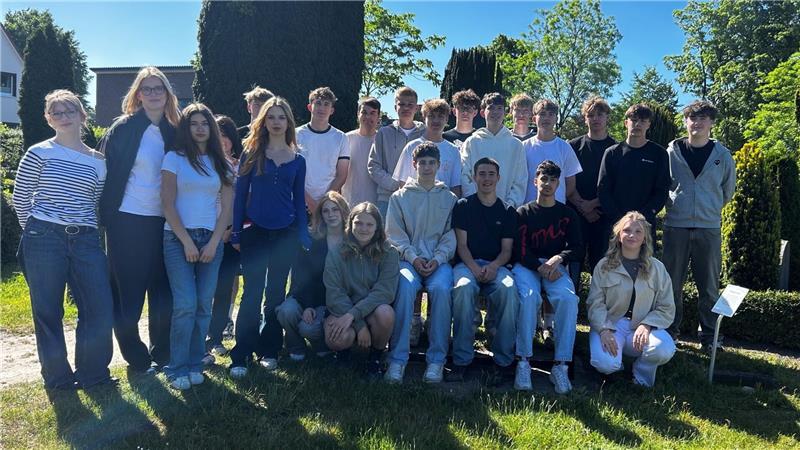 Die Klasse 10Ga der Porta-Coeli-Schule auf dem Friedhof in Himmelpforten, der ihnen nun einen Gedenkstein verdankt.