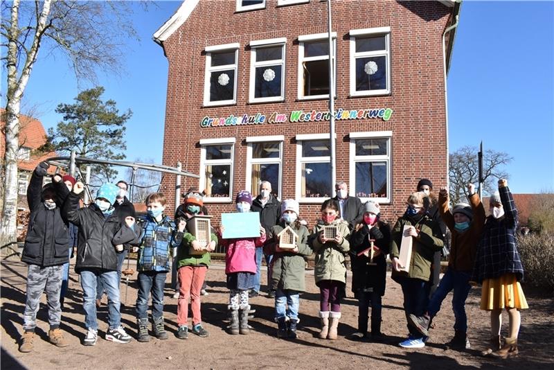 Die Klasse 2a nahm den ersten Preis des Video-Wettbewerbs des Niedersächsischen Städte- und Gemeindebundes von Präsident Dr. Marco Trips (Mitte) entgegen, die Grundschule am Westerminnerweg aus Jork hatte 2020 einen Baum bei der Aktion „400