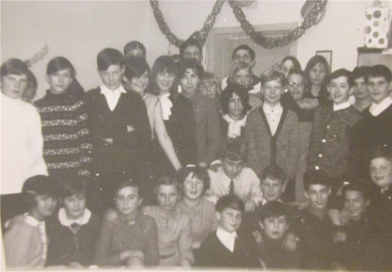 Die Klasse 8b am 8. März 1968 bei der ersten Fete in ihrem Klassenraum. In der Mitte Armin Hinz, ganz schick mit Krawatte.