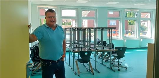 Die Klassenzimmer sind fertig, Stühle und Tische stehen bereit: Rektor Ulrich Mayntz führt durch den Neubau der Oberschule. Fotos: Lohmann