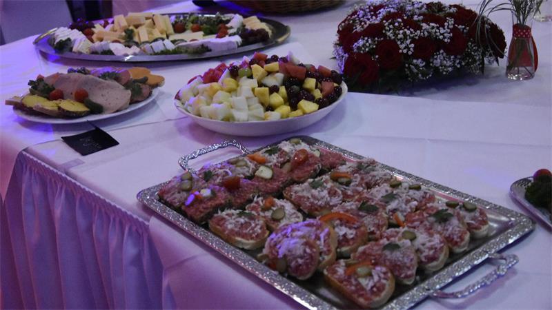 Die Klassiker zur Stärkung um Mitternacht: Mettschnittchen, Käseplatte und Obstsalat. Das traditionelle Büfett wird, wenn überhaupt, heutzutage längst nicht mehr so üppig wie früher bestellt.