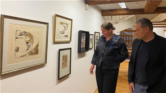 Die Klassische Moderne in all ihren Facetten: Kuratorin Lea Steinkampf und Kultur-Chef Dr. Andreas Schäfer beim Rundgang durch die neue Ausstellung im Kunsthaus.