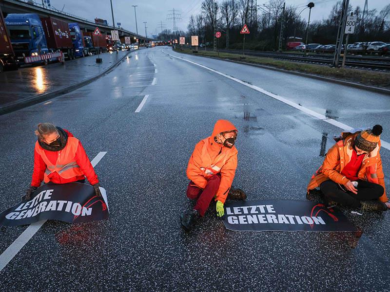 Klimaaktivisten blockieren Straßen im Hamburger Hafen - viel Kritik Die Klebeproteste der letzten Generation sollen in Hannover Geschichte sein. Foto: Christian Charisius/dpa