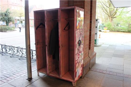 Die Kleidertauschbox am Modehaus Stackmann, gegenüber dem Eingang zum Unverpackt-Laden „Tante Trude“. Foto: Frank