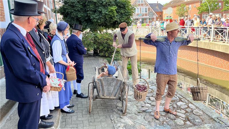 Das ist dieses Jahr neu beim Altländer Kirschmarkt Die Kleine Jorker Bühne und die Altländer Gästeführung begrüßen die Gäste des Kirschmarktes an der Wettern vor dem Gräfenhof.