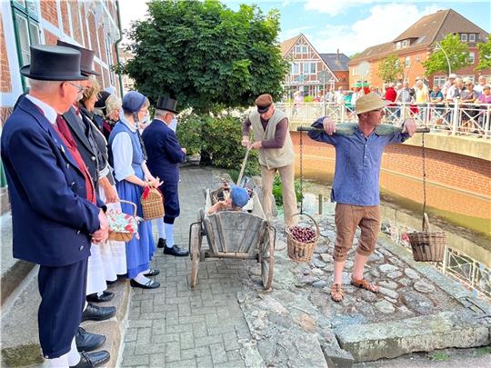 Die Kleine Jorker Bühne und die Altländer Gästeführung begrüßen die Gäste des Kirschmarktes an der Wettern vor dem Gräfenhof. Foto: Vasel