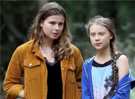Die Klimaschutzaktivistinnen Luisa Neubauer (l) und Greta Thunberg stehen zusammen im Hambacher Forst.